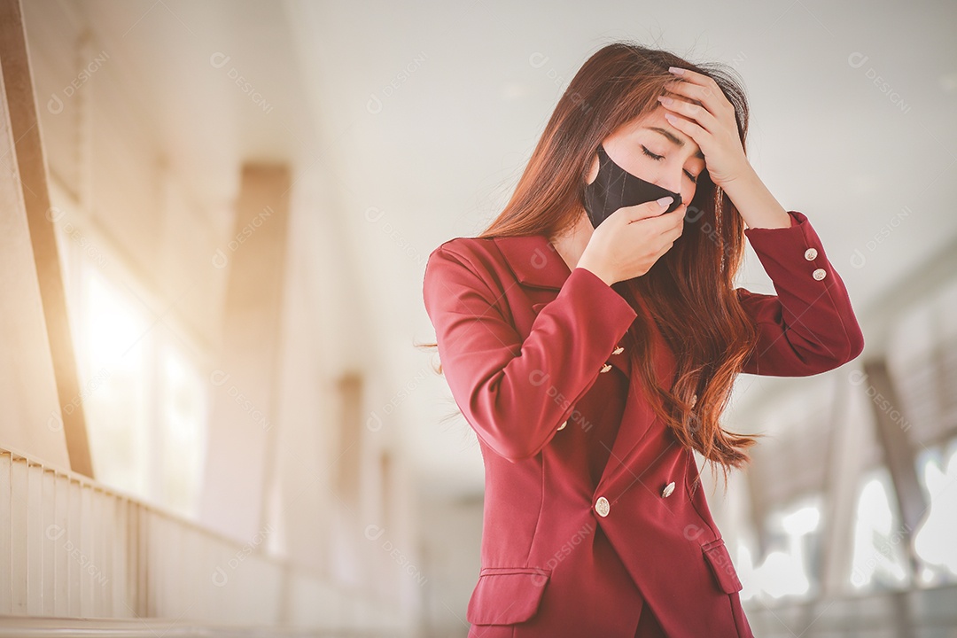 Mulher asiática usando máscara para se proteger e tossir com Covid-19