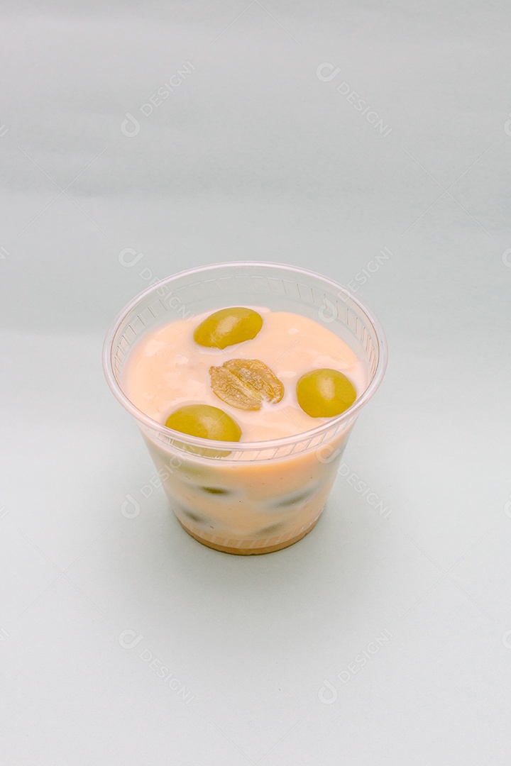doce de leite condensado com uva em um copo.