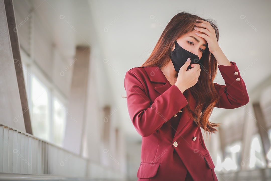 Mulher asiática usando máscara para se proteger e tossir com Covid-19