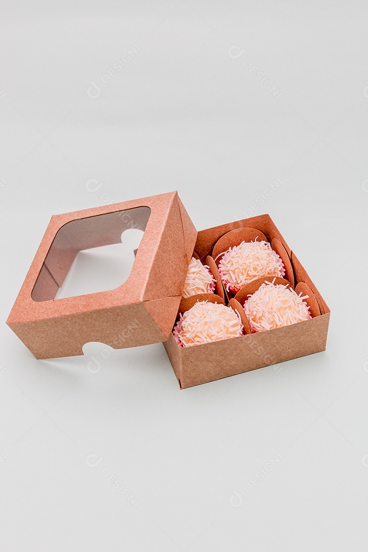 doce conhecido como beijinho de coco, muito popular no Brasil.