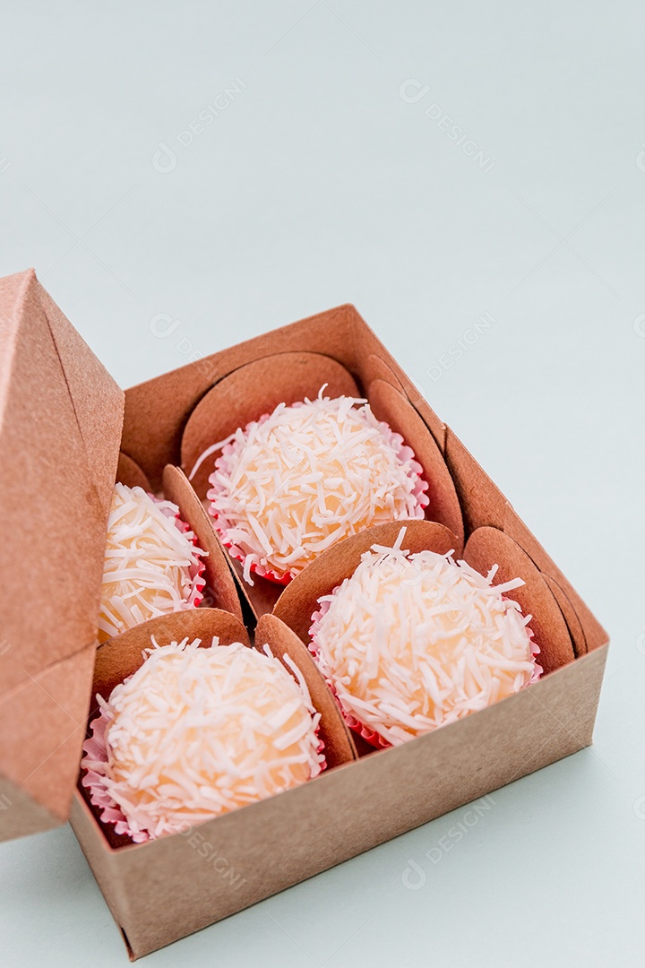 doce conhecido como beijinho de coco, muito popular no Brasil.