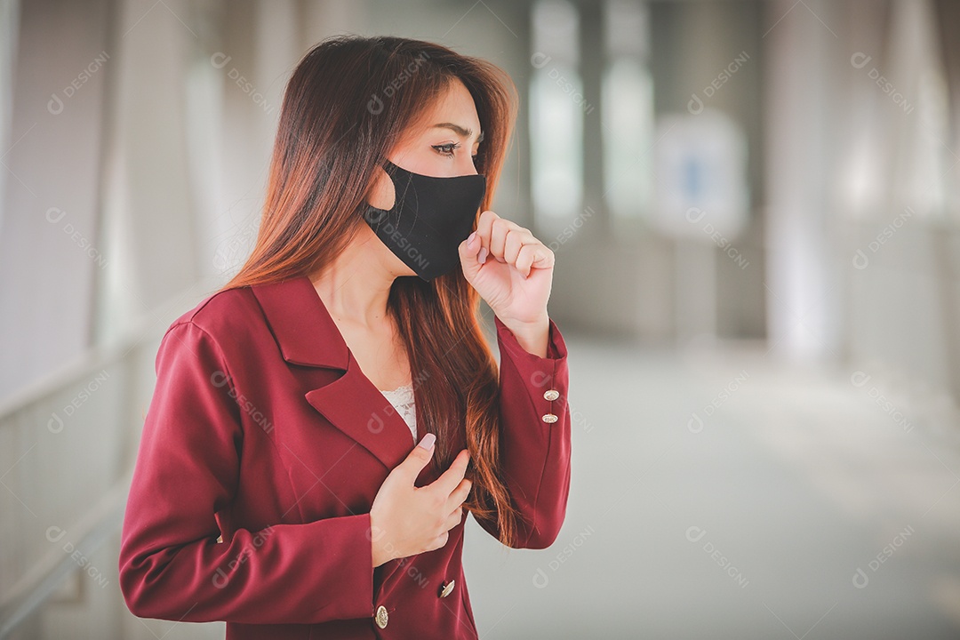 Mulher asiática usando máscara para se proteger e tossir com Covid-19
