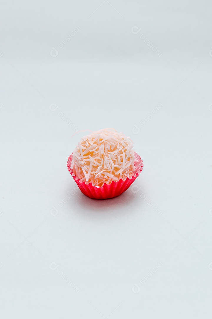 doce conhecido como beijinho de coco, muito popular no Brasil.