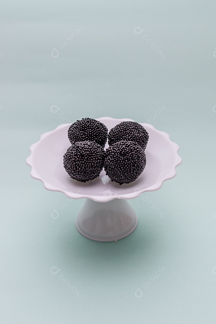 brigadeiros, um doce muito popular nas festas brasileiras.