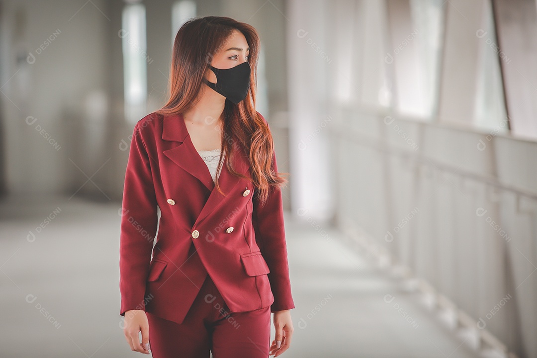 Mulher asiática usando máscara para se proteger e tossir com Covid-19