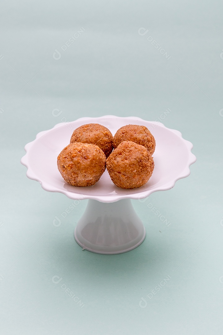 brigadeiro de pacoca, um doce muito popular feito de amendoim.