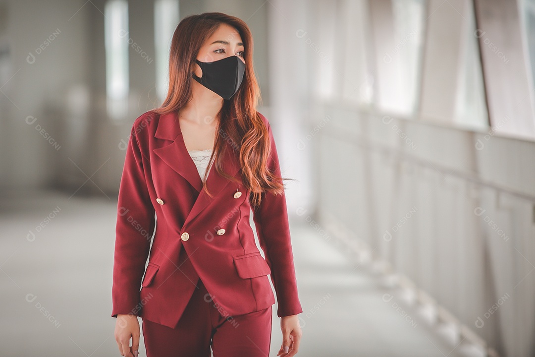 Mulher asiática usando máscara para se proteger e tossir com Covid-19