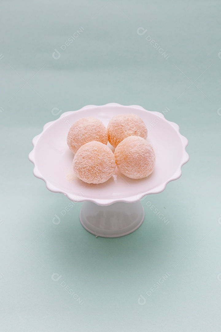 doce conhecido como beijinho de coco, muito popular no Brasil.