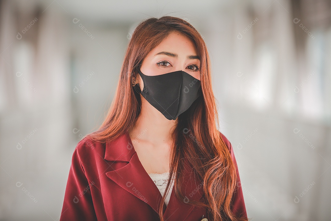 Mulher asiática usando máscara para se proteger e tossir com Covid-19