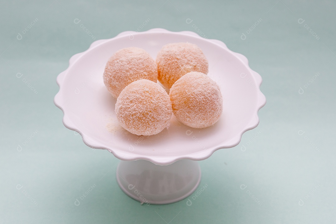 doce conhecido como beijinho de coco, muito popular no Brasil.