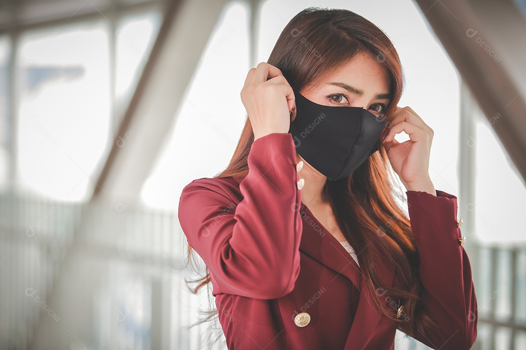 Mulher asiática usando máscara para se proteger e tossir com Covid-19