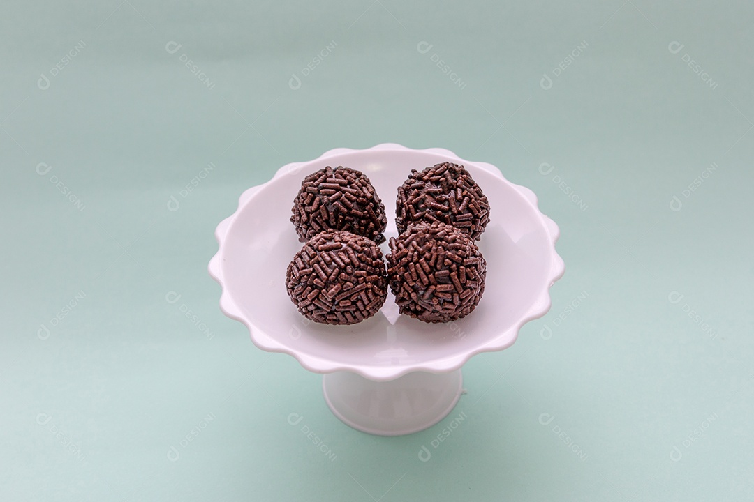 brigadeiros, um doce muito popular nas festas brasileiras.
