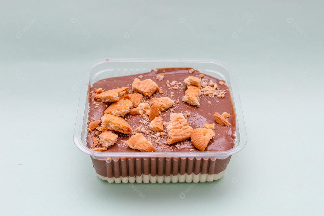 bombom de chocolate com biscoito de maisena.