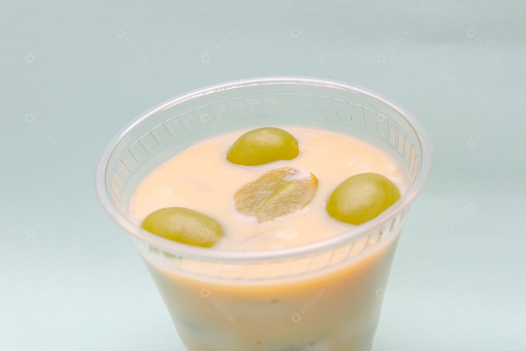 doce de leite condensado com uva em um copo.