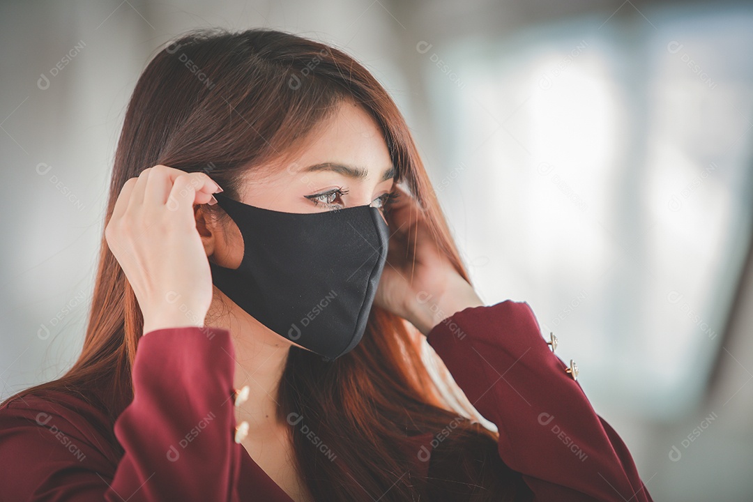 Mulher asiática usando máscara para se proteger e tossir com Covid-19 sentindo dor