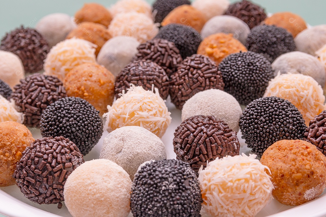 brigadeiros, um doce muito popular no Brasil.
