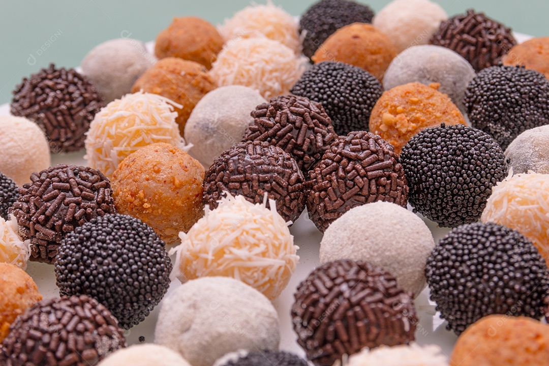 brigadeiros, um doce muito popular no Brasil.