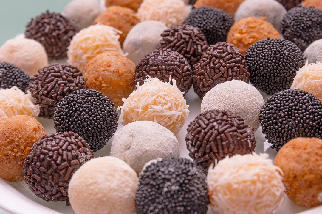 brigadeiros, um doce muito popular no Brasil.