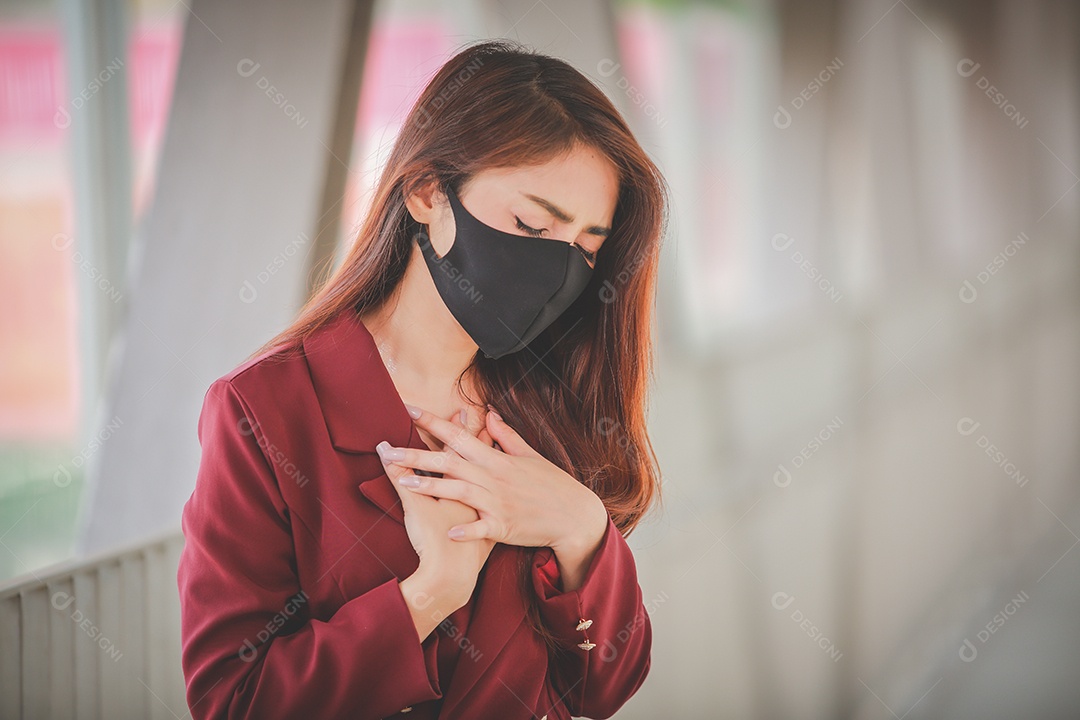 Mulher asiática usando máscara e falando no celular para profissional