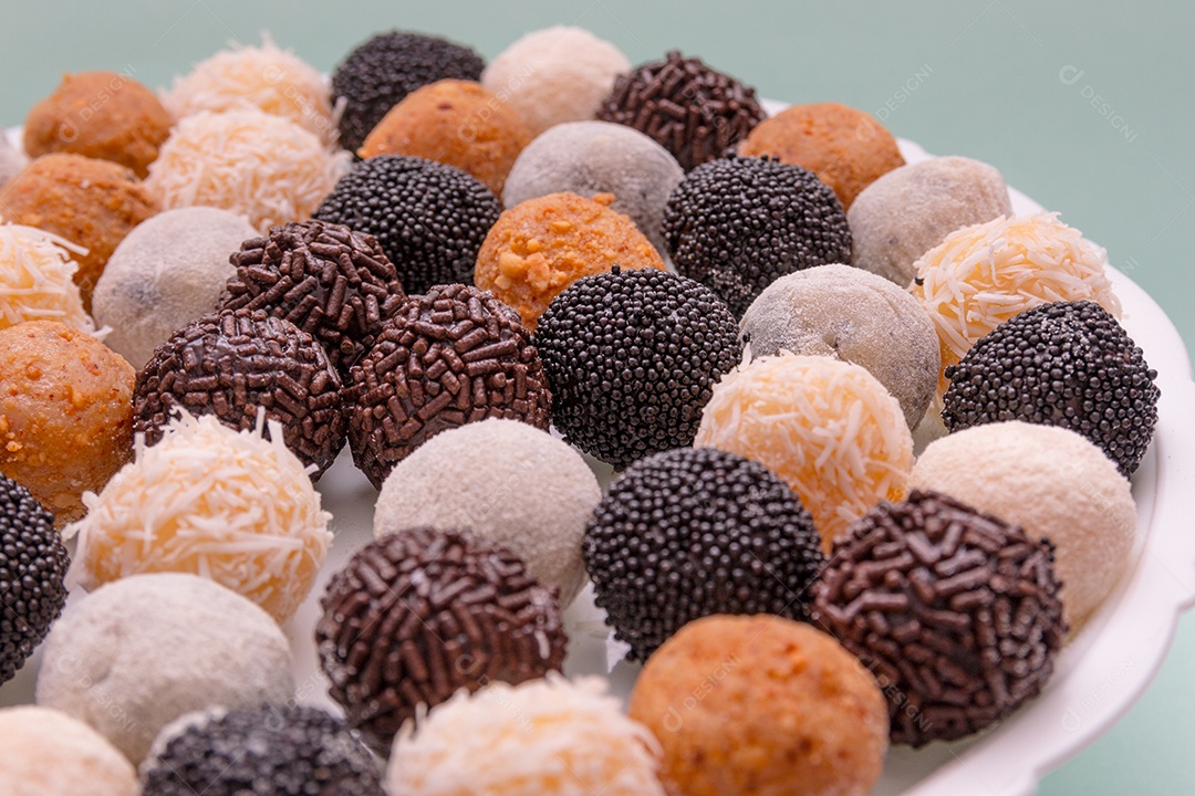 brigadeiros, um doce muito popular no Brasil.