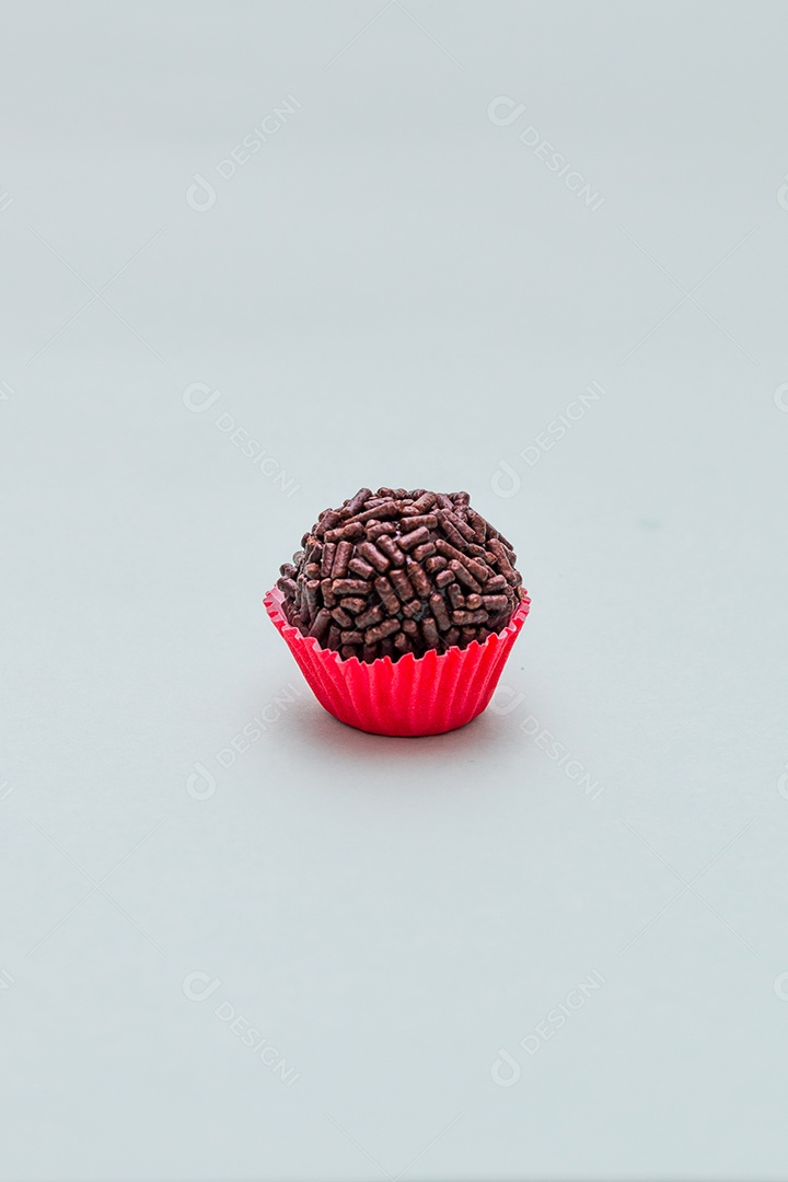 brigadeiros, um doce muito popular nas festas brasileiras.