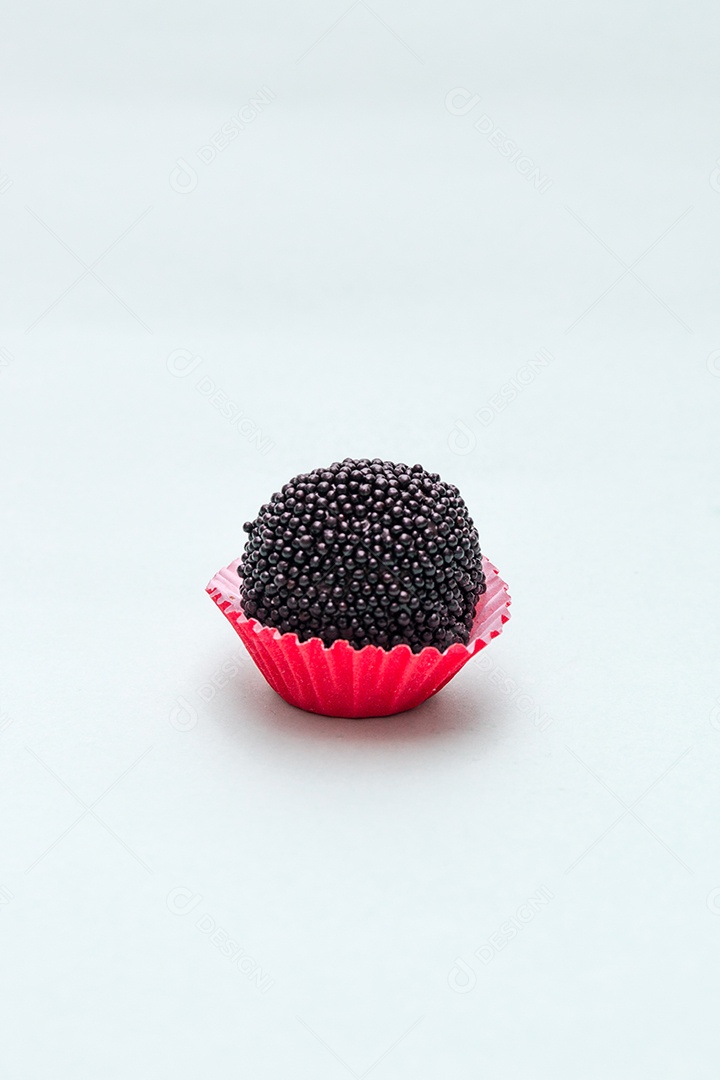 brigadeiros, um doce muito popular nas festas brasileiras.