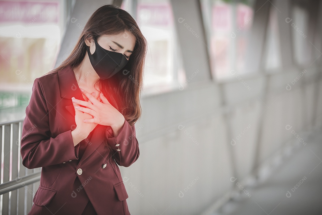 Mulher asiática usando máscara para se proteger e tossir com Covid-19