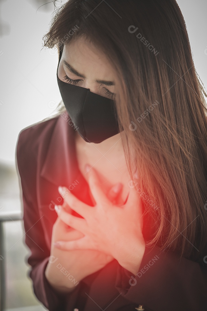 Mulher asiática usando máscara para se proteger e tossir com Covid-19 sentindo dor