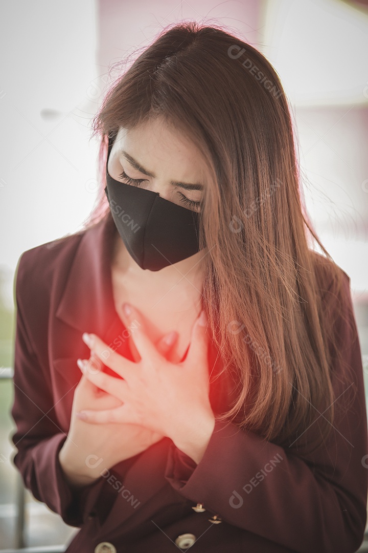 Mulher asiática usando máscara para se proteger e tossir com Covid-19