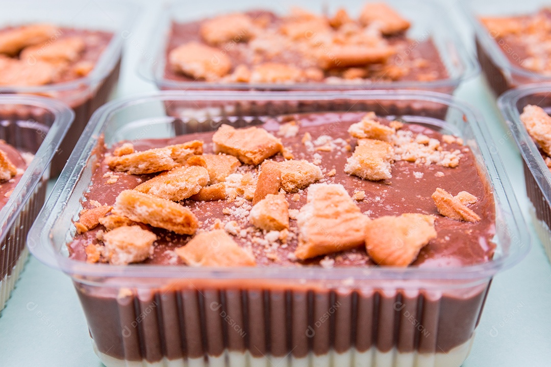 bombom de chocolate com biscoito de maisena.