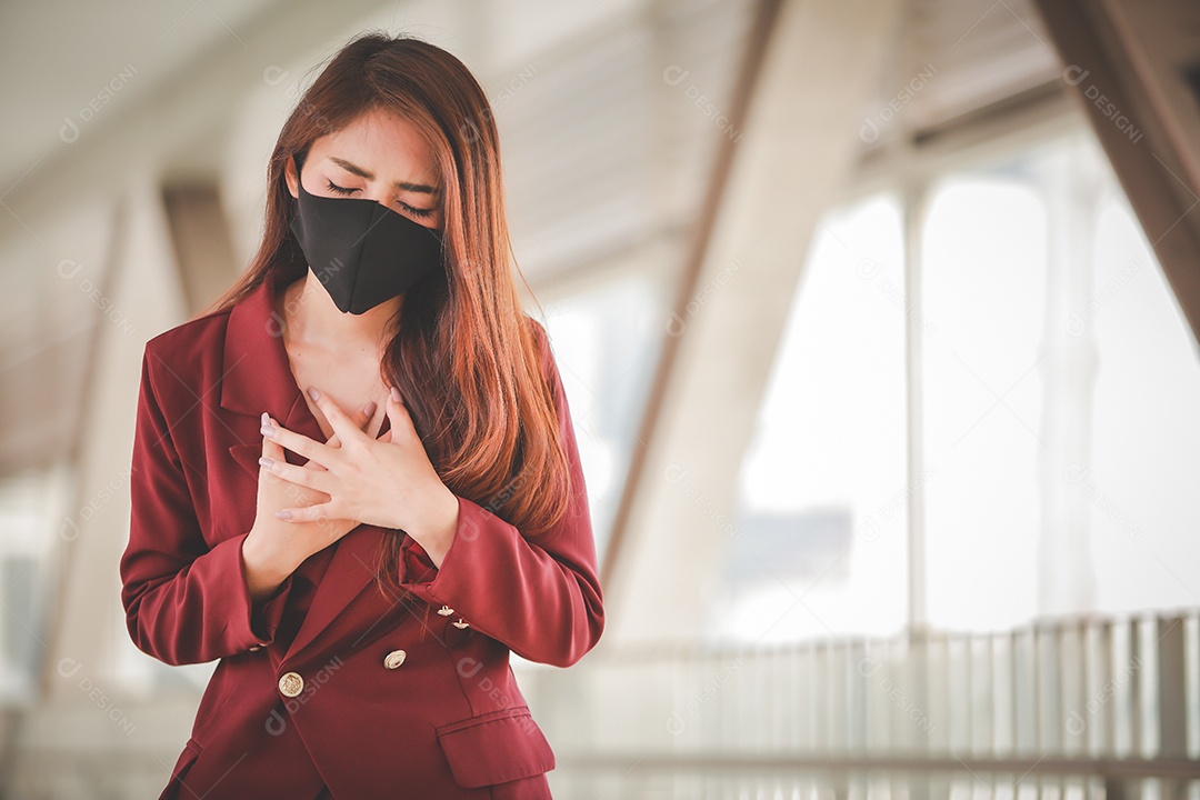 Mulher asiática usando máscara para se proteger e tossir com Covid-19