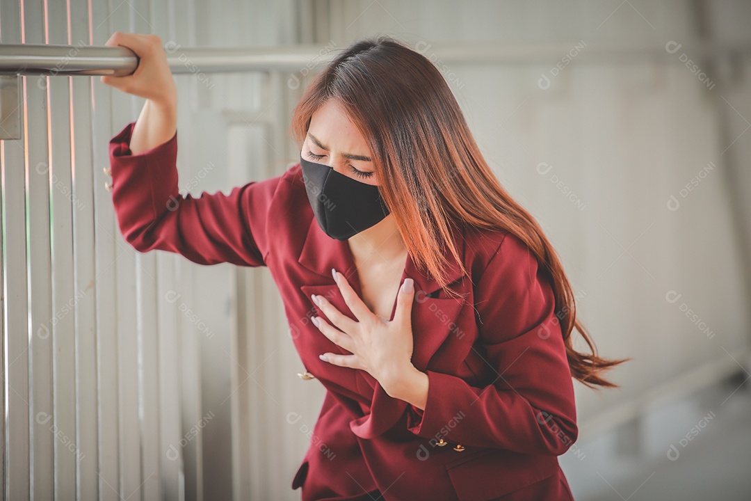 Mulher asiática usando máscara para se proteger e tossir com Covid-19