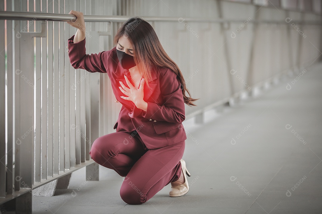Mulher asiática usando máscara para se proteger e tossir com Covid-19 sentindo dor