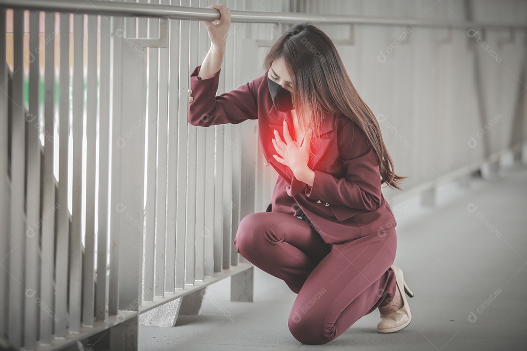 Mulher asiática usando máscara para se proteger e tossir com Covid-19 sentindo dor