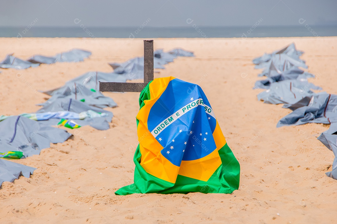 Bandeira do Brasil em cima de uma cruz, durante uma manifestação contra a política do governo brasileiro sobre o coronavírus.