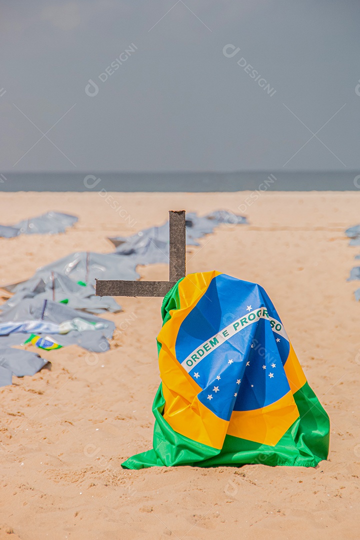 Bandeira do Brasil em cima de uma cruz, durante uma manifestação contra a política do governo brasileiro sobre o coronavírus.