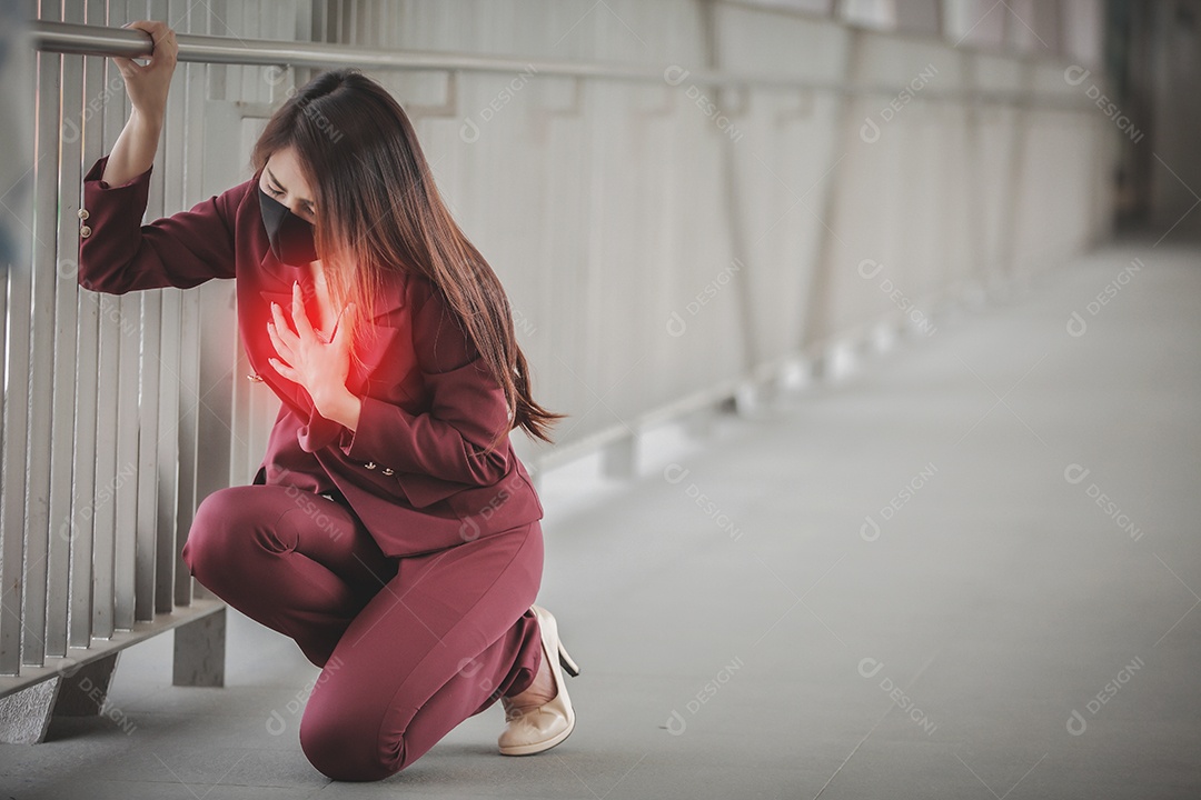 Mulher asiática usando máscara para se proteger e tossir com Covid-19 sentindo dor