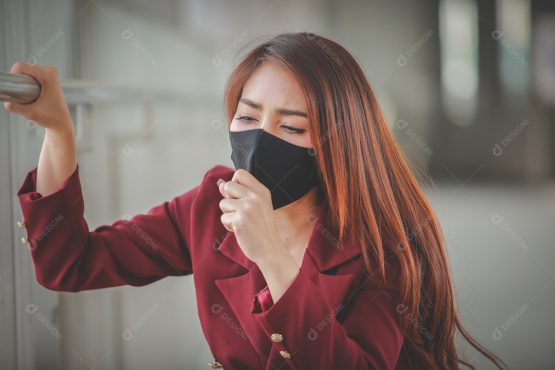 Mulher asiática usando máscara para se proteger e tossir com Covid-19 sentindo dor