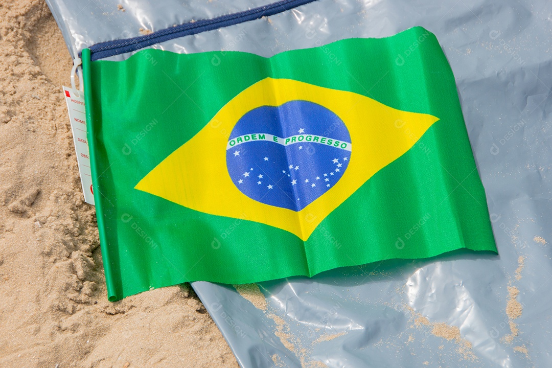 bandeira do brasil em um plástico cinza na praia de copacabana, no rio de janeiro.