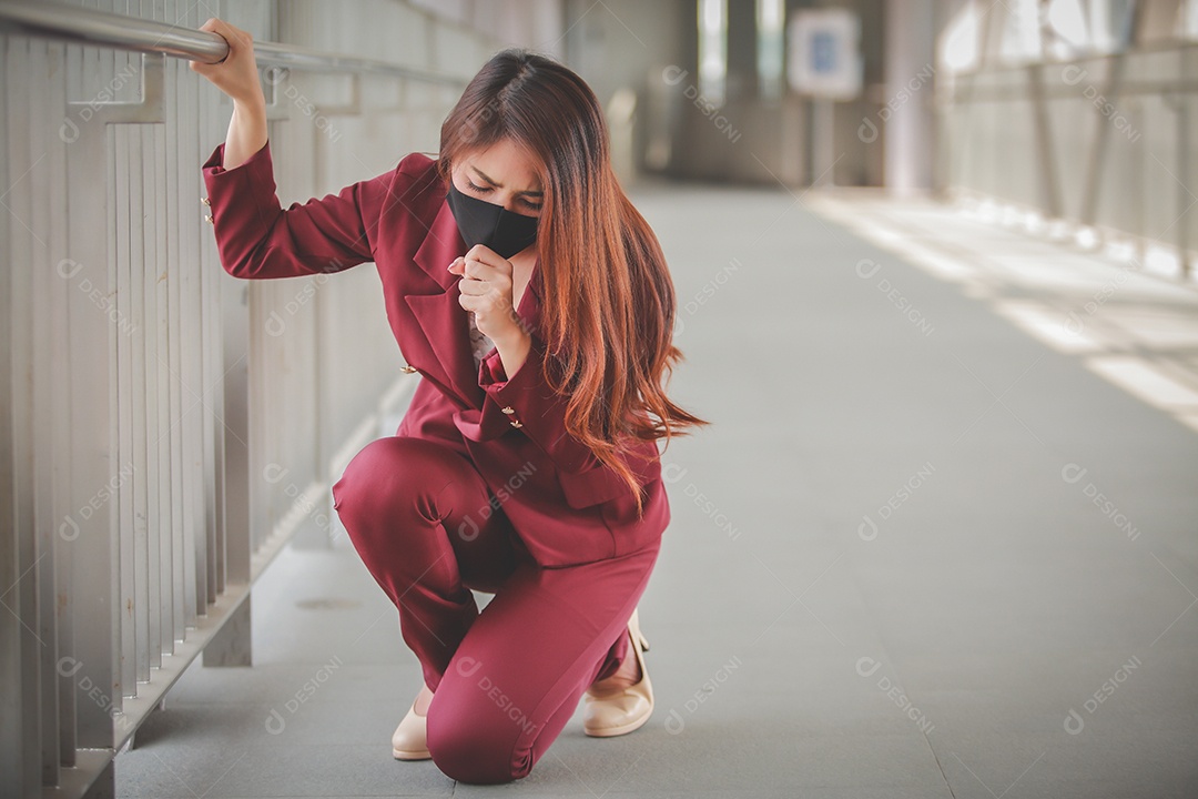 Mulher asiática usando máscara para se proteger e tossir com Covid-19 sentindo dor