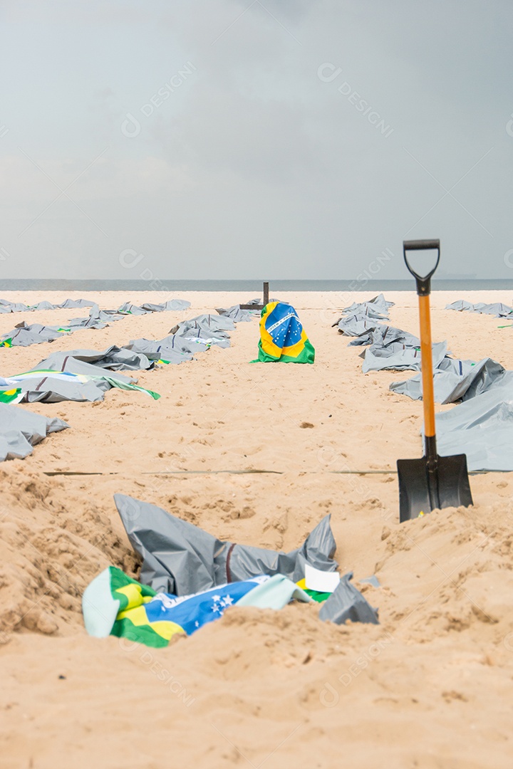 Bandeira do Brasil em cima de uma cruz, durante uma manifestação contra a política do governo brasileiro sobre o coronavírus.