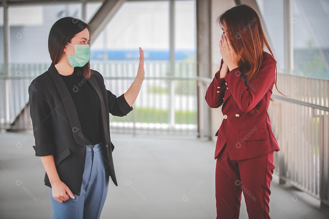 mulher se preocupa e teme amiga com tosse usando máscara de proteção