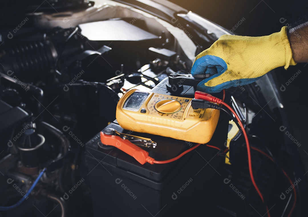 Cabo de jumper de fixação do técnico para verificar a voltagem da bateria do carro