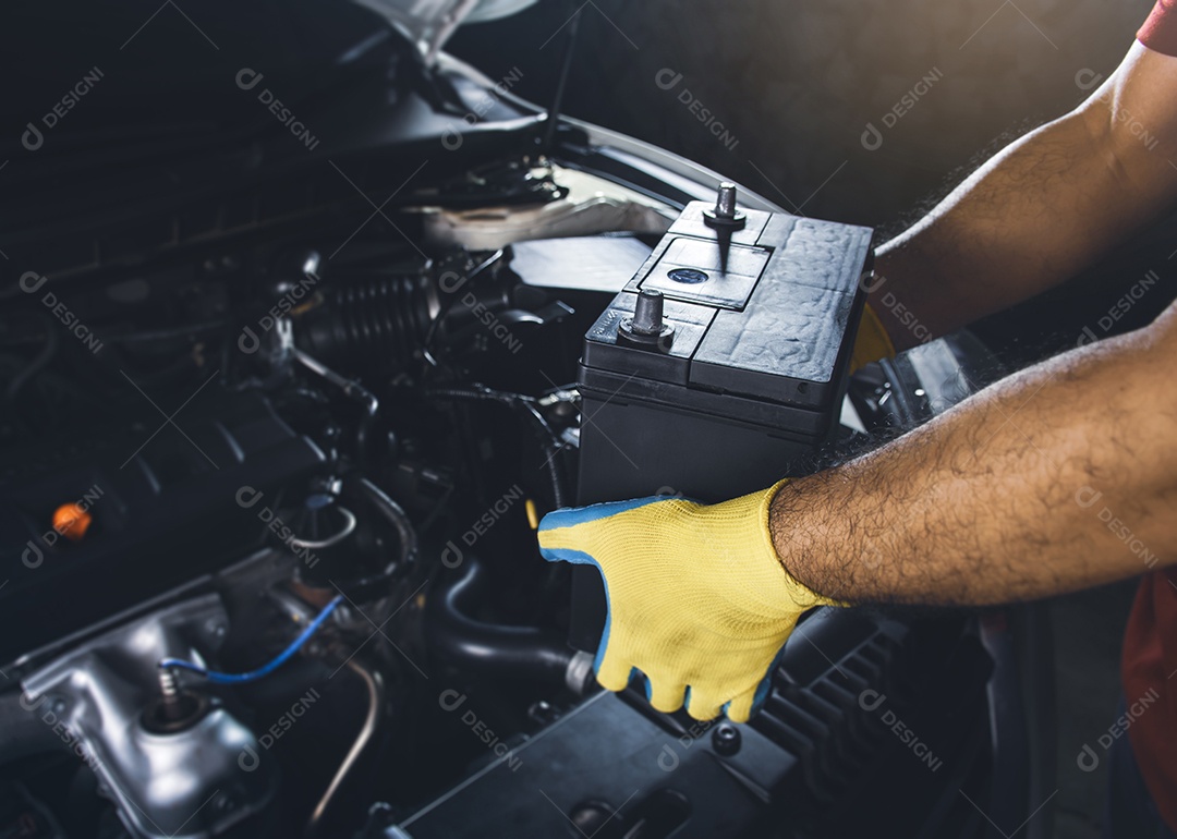 O técnico substituiu a bateria nova do carro