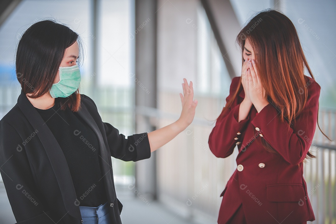 mulher se preocupa e teme amiga com tosse usando máscara de proteção