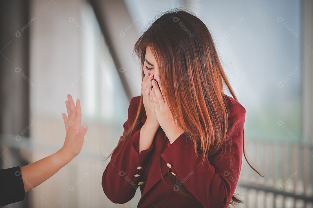 mulher se preocupa e teme amiga com tosse usando máscara de proteção