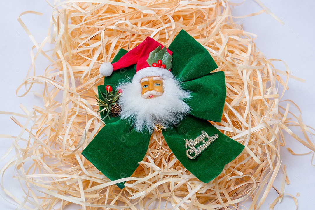 Papai Noel para decoração de Natal em um fundo de palha no Rio de Janeiro.