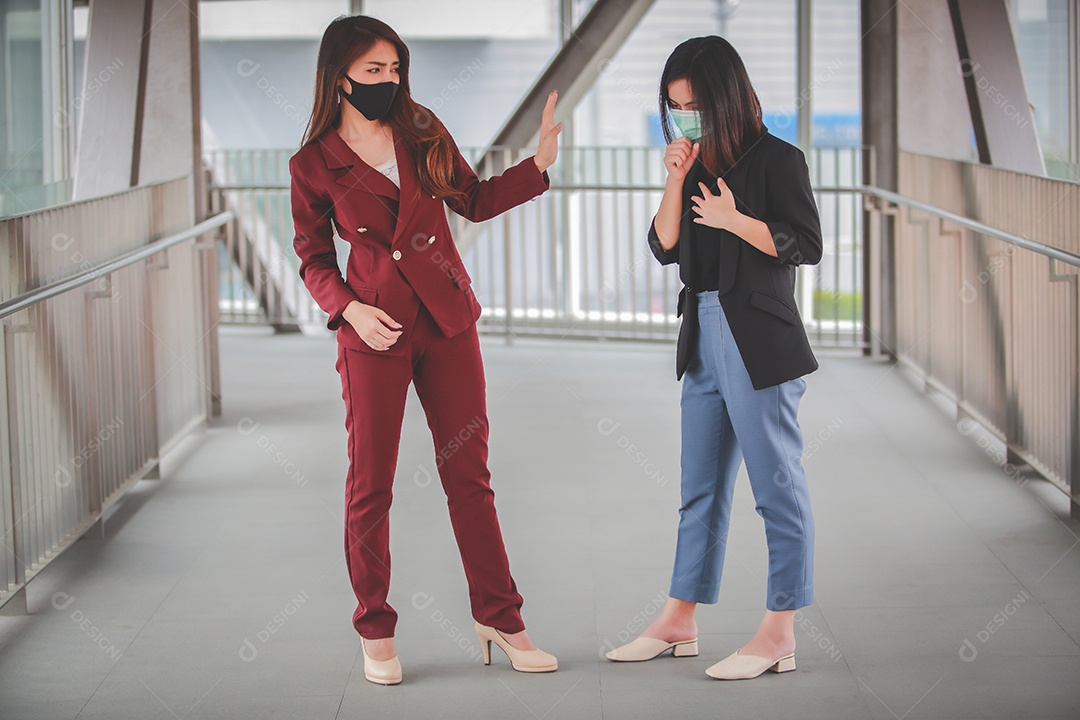 mulher se preocupa e teme amiga com tosse usando máscara de proteção