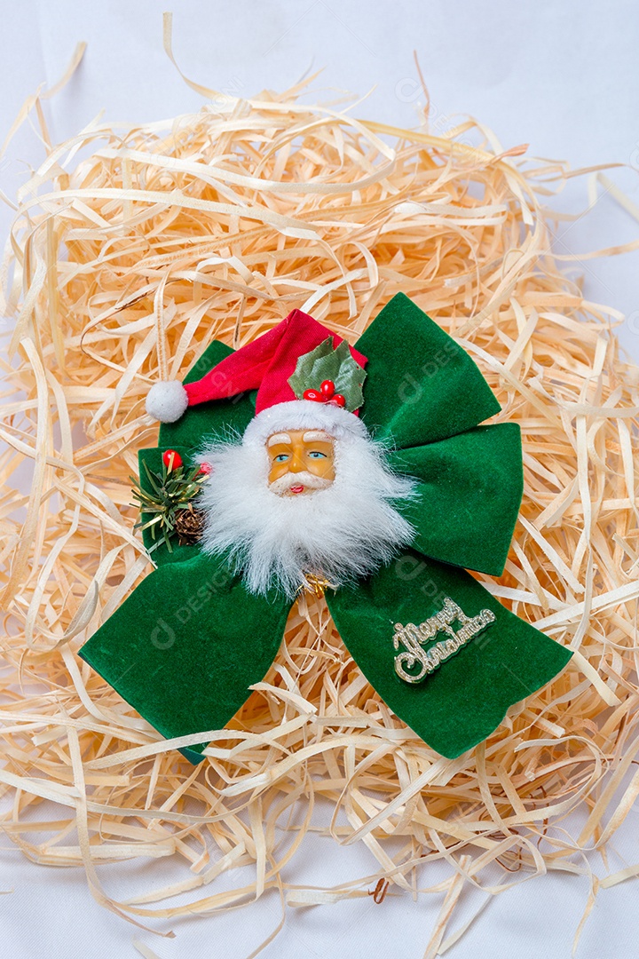 Papai Noel para decoração de Natal em um fundo de palha no Rio de Janeiro.