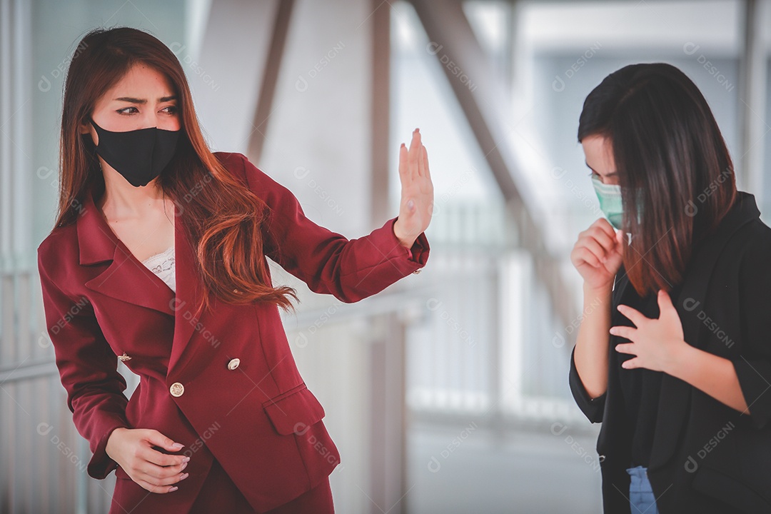 mulher se preocupa e teme amiga com tosse usando máscara de profissão